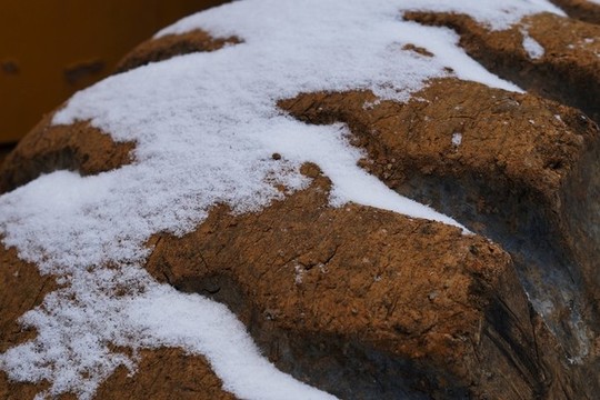 輪胎上的積雪背景