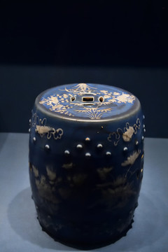 博物館清代藍(lán)地白花花卉紋瓷坐墩