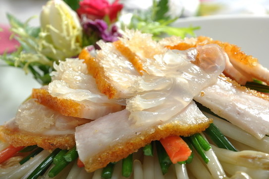海蜇花生芽炒腩肉