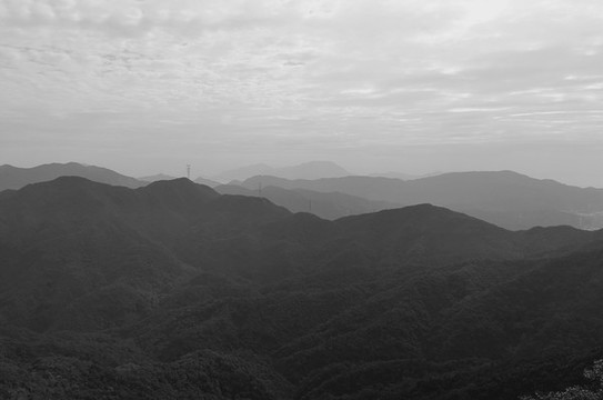 山巒山峰黑白照