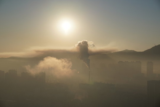 晨霧中的新煙