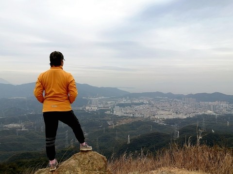 女登山者