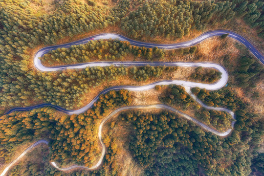 湖南湘西山間蜿蜒的山路