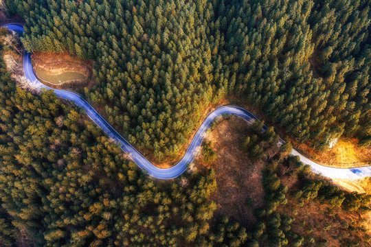 湖南湘西山間蜿蜒的山路