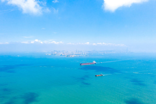 青島海上的貨船
