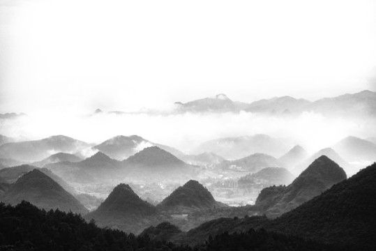 湖南湘西山間的云霧