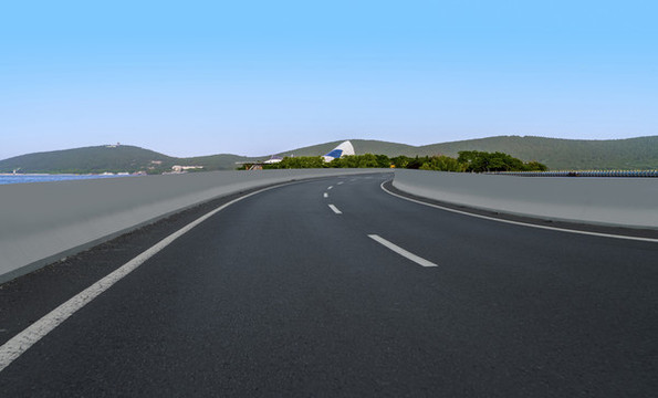 公路彎道和遠(yuǎn)山湖泊