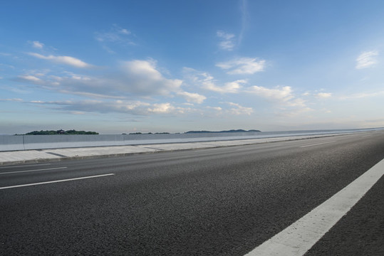 高速公路天際線和藍(lán)天白云