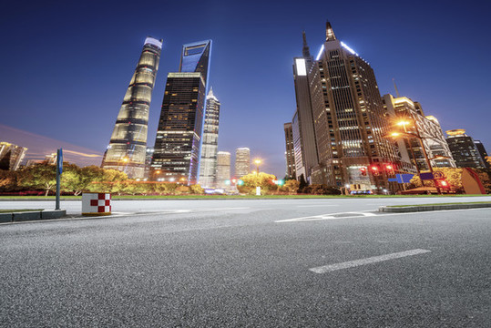 瀝青路面和地標建筑夜景
