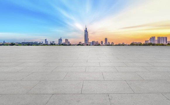 地磚觀景臺和城市建筑