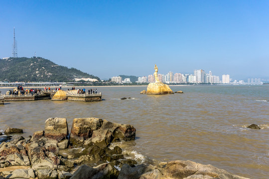 海岸線漁女風(fēng)景