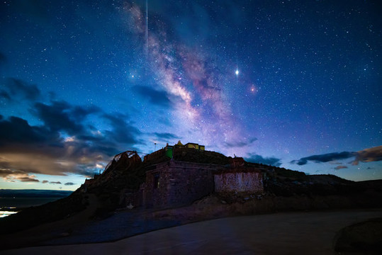 星空下的佛塔