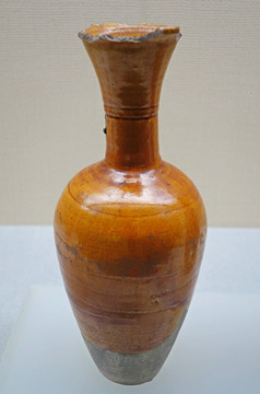 遼代黃釉長(zhǎng)頸瓶