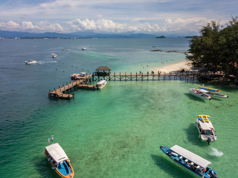 航拍熱帶海島大海與游艇