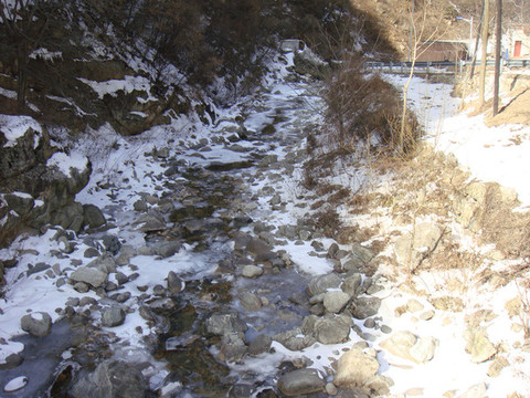 冬季結(jié)冰的湯峪河