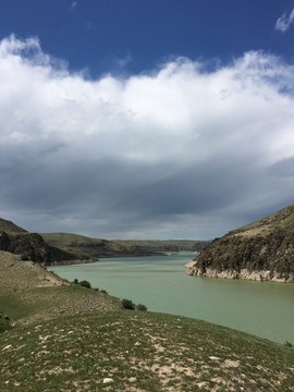 新疆的湖泊山寨