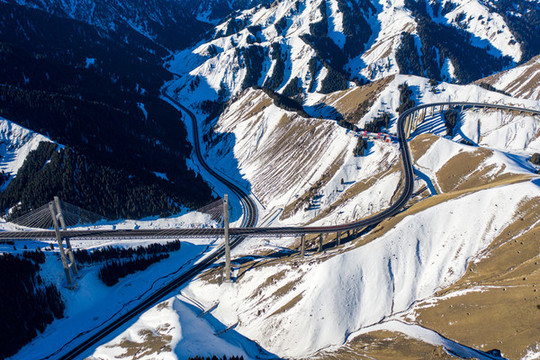 冬天雪后的果子溝大橋