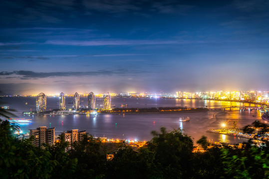 航拍三亞灣城市海岸線夜景