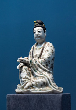 清代德化窯素三彩觀音坐像