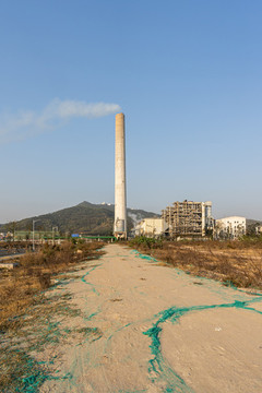 現(xiàn)代工業(yè)工廠的巨大煙囪和藍(lán)天
