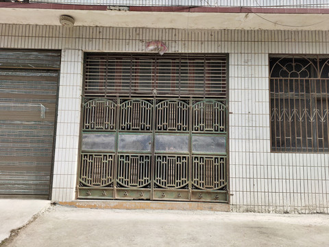 四頁鐵大門