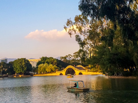 福州西湖公園夕陽(yáng)下的拱橋
