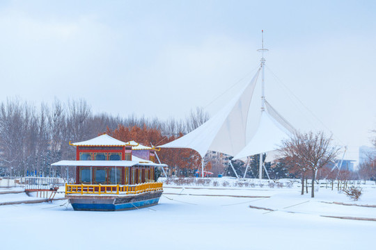 山東威海榮成十里河公園里的雪景