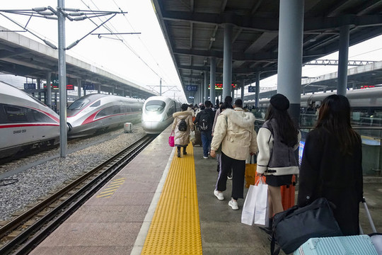 高鐵站的高鐵與趕火車的人