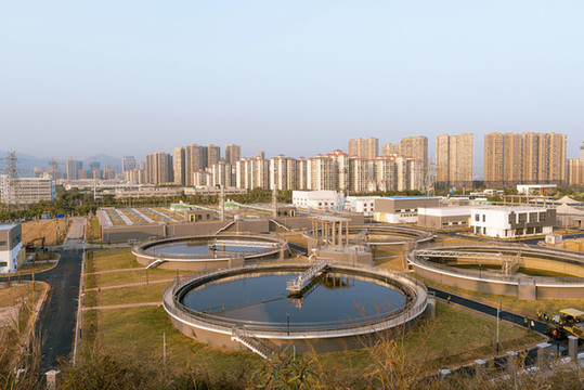 現(xiàn)代城市工業(yè)廢水處理廠大型水池
