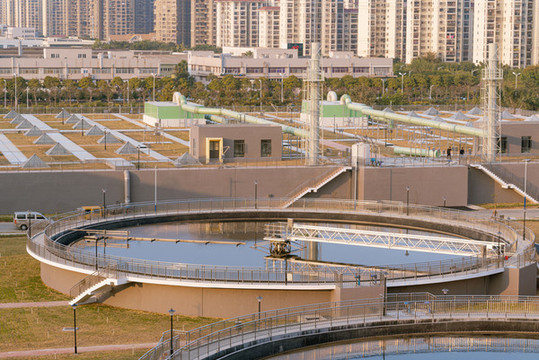 現(xiàn)代城市工業(yè)廢水處理廠大型水池