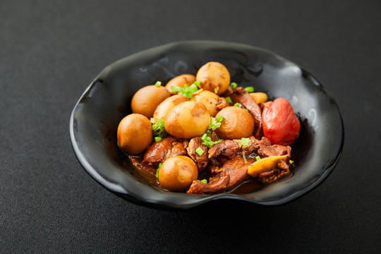 雞肉煮鵪鶉蛋