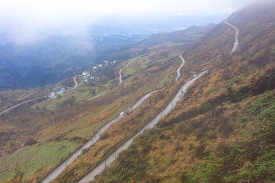 湖南湘西山間蜿蜒的山路