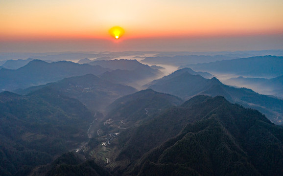 湖南湘西山間的云霧