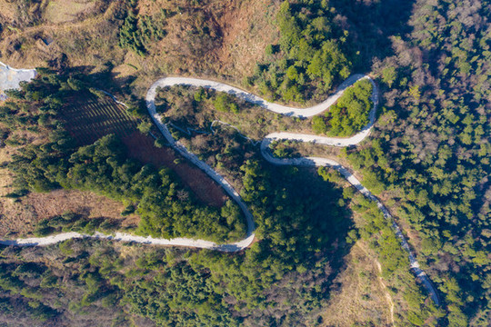 湖南湘西山間蜿蜒的山路