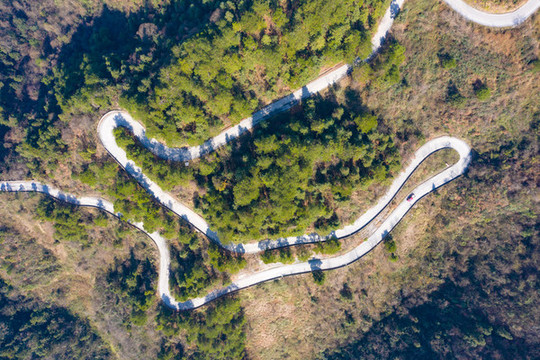 湖南湘西山間蜿蜒的山路