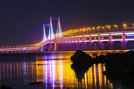 夜色下的星海灣跨海大橋