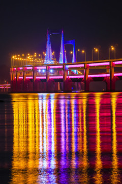 夜色下的星海灣跨海大橋