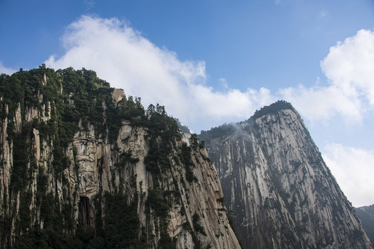 華山斷臂懸崖風(fēng)光