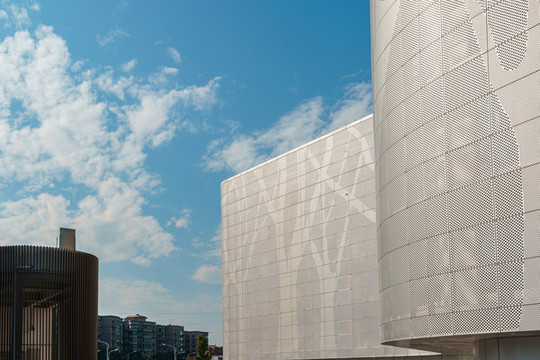 現(xiàn)代城市建筑和藍天背景