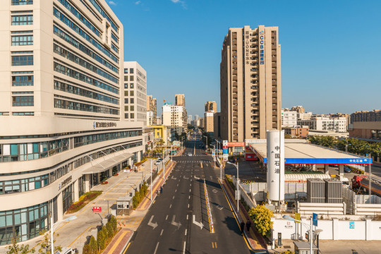 俯拍城市公路和中國石油加油站
