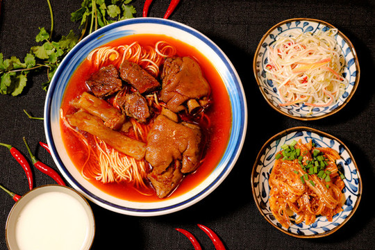 豬蹄牛肉面