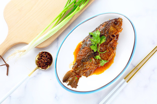 蔥香酥鯽魚(yú)