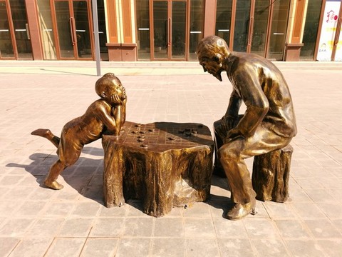 老人與小孩下棋