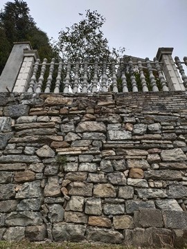 石頭墻與欄桿