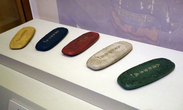 清代雙龍紋國(guó)寶彩色長(zhǎng)圓形墨