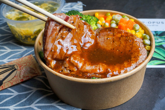 黑椒牛排飯
