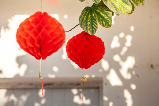 中國傳統(tǒng)新年掛紅燈籠掛