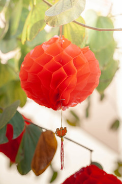 中國(guó)傳統(tǒng)新年掛紅燈籠掛