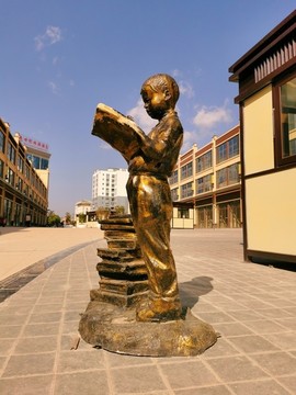 讀書的小孩雕塑