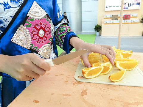 少數(shù)民族少女切橙子